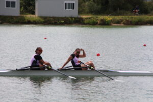 2 de couple féminin d'ADV souriantes après leur course