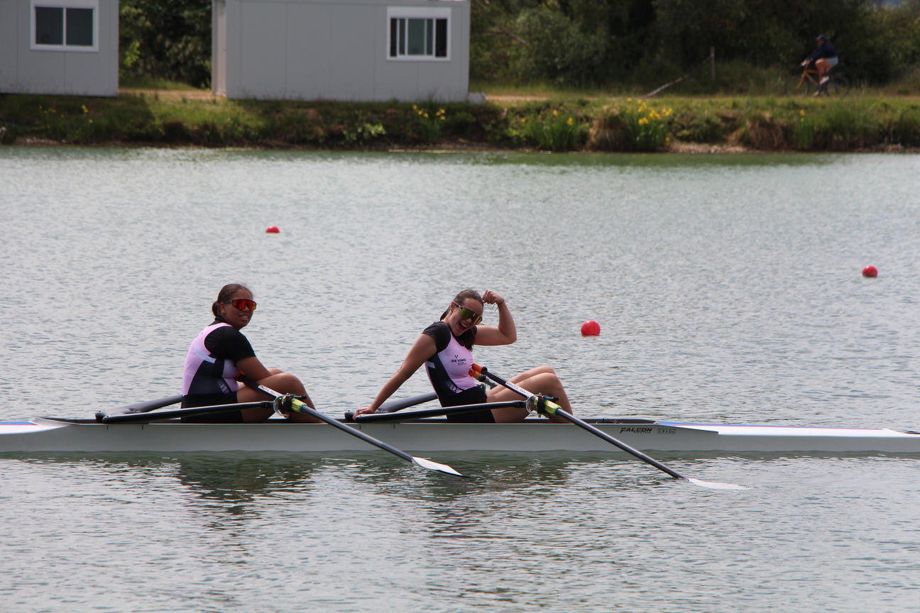 2 de couple féminin d'ADV souriantes après leur course